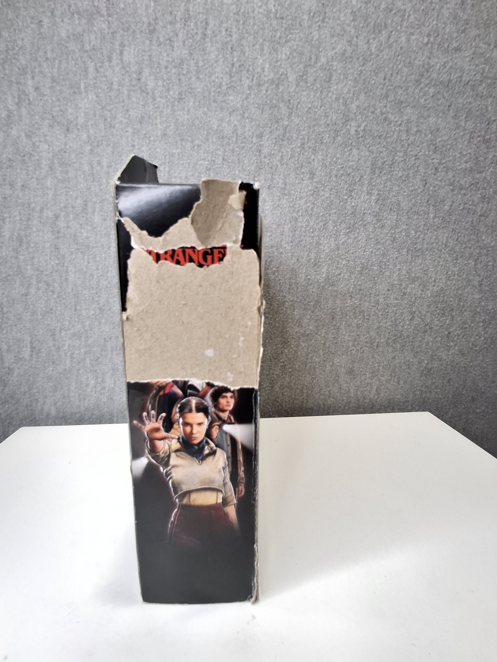 Netflix Stranger Things Hopper & Eleven Figure Set - Yellow Vehicle Box - Picture 4 of 8